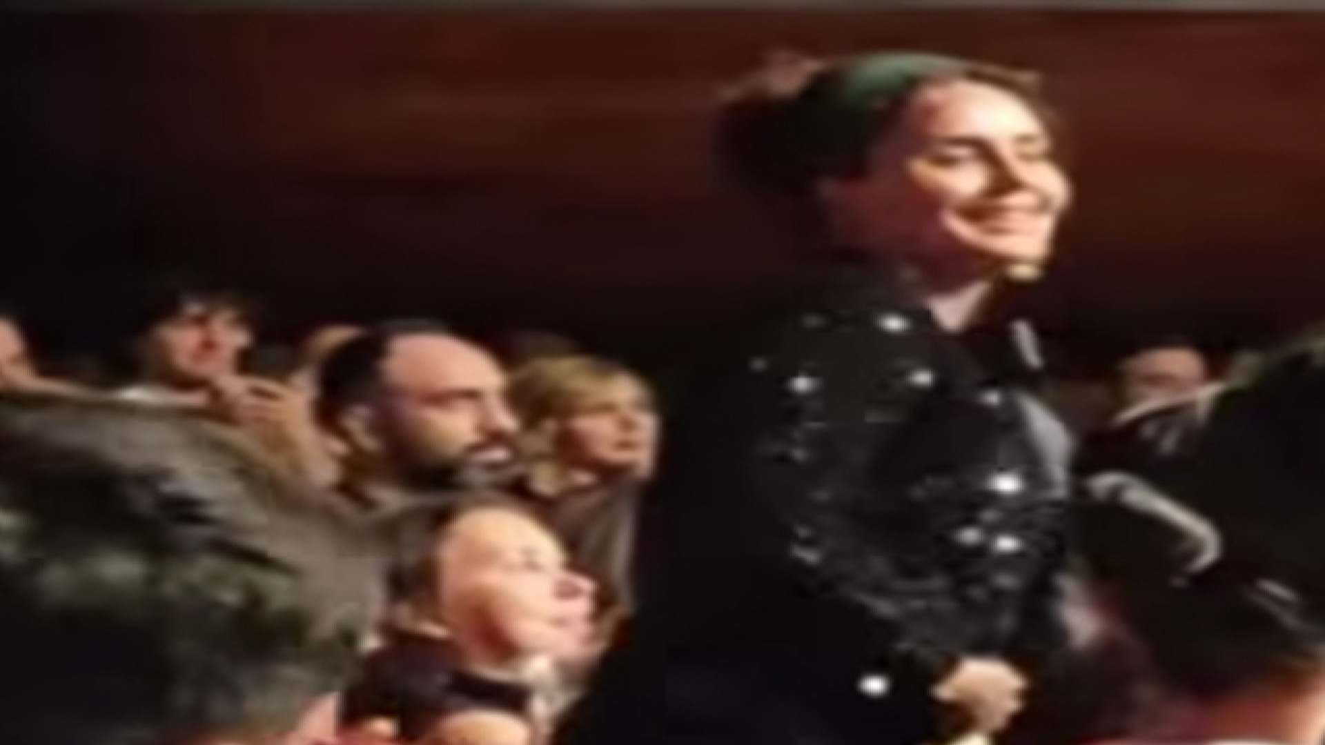 معرفی الناز شاکردوست توسط مهران مدیری در کنسرت دبی زمان41ثانیه