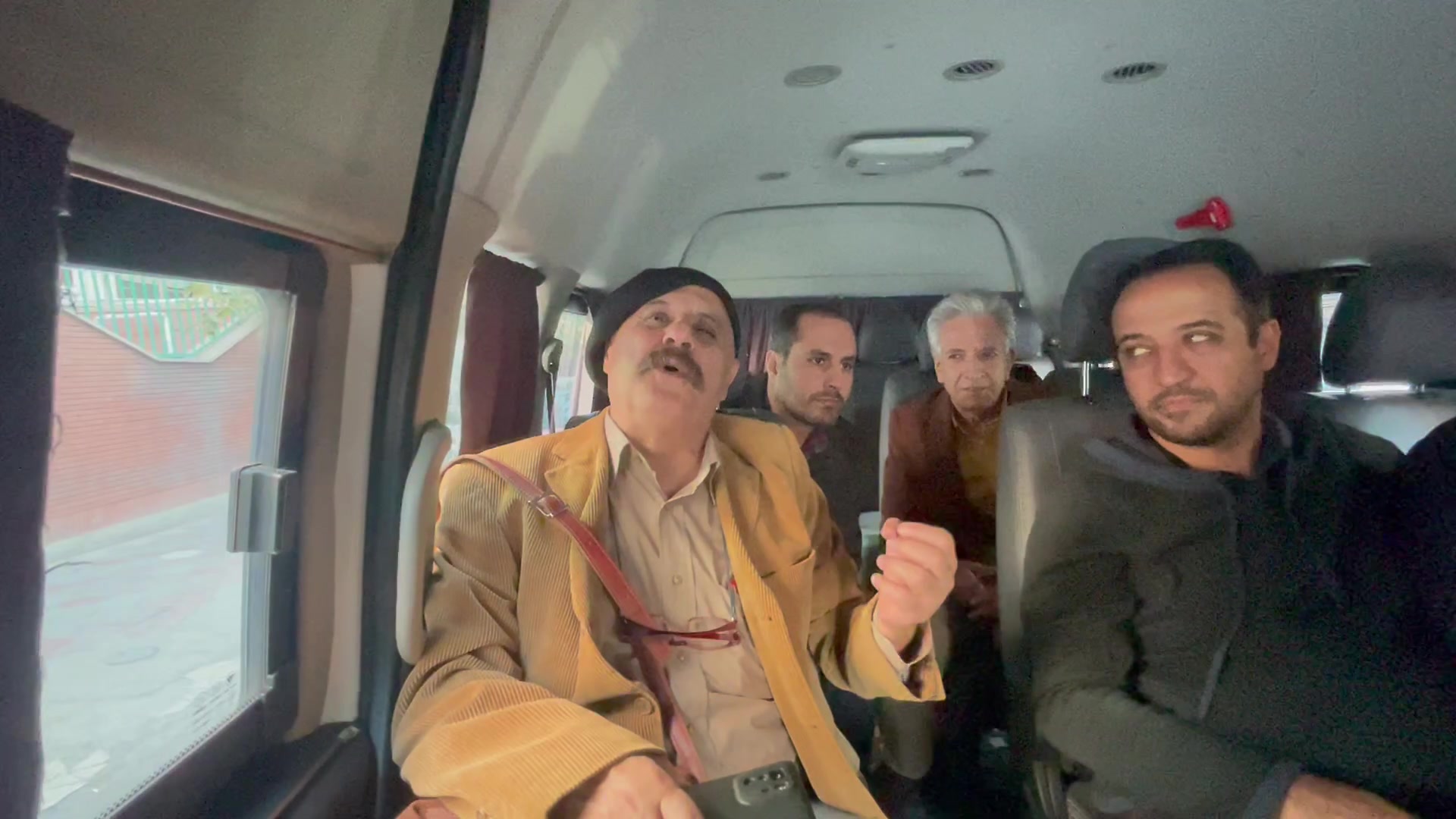 شعر‌خوانی استاد سهیل محمودی در مسیر کتاب‌گردی