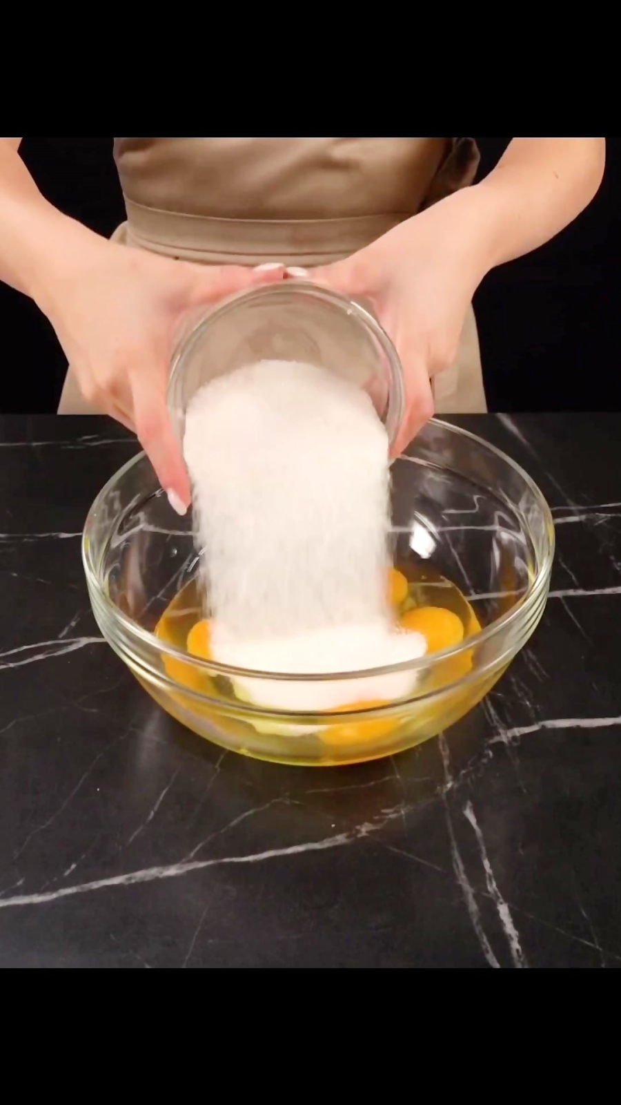 کاربرد کاغذ روغنی نسوز در شیرینی پزی | لوازم قنادی بهگز