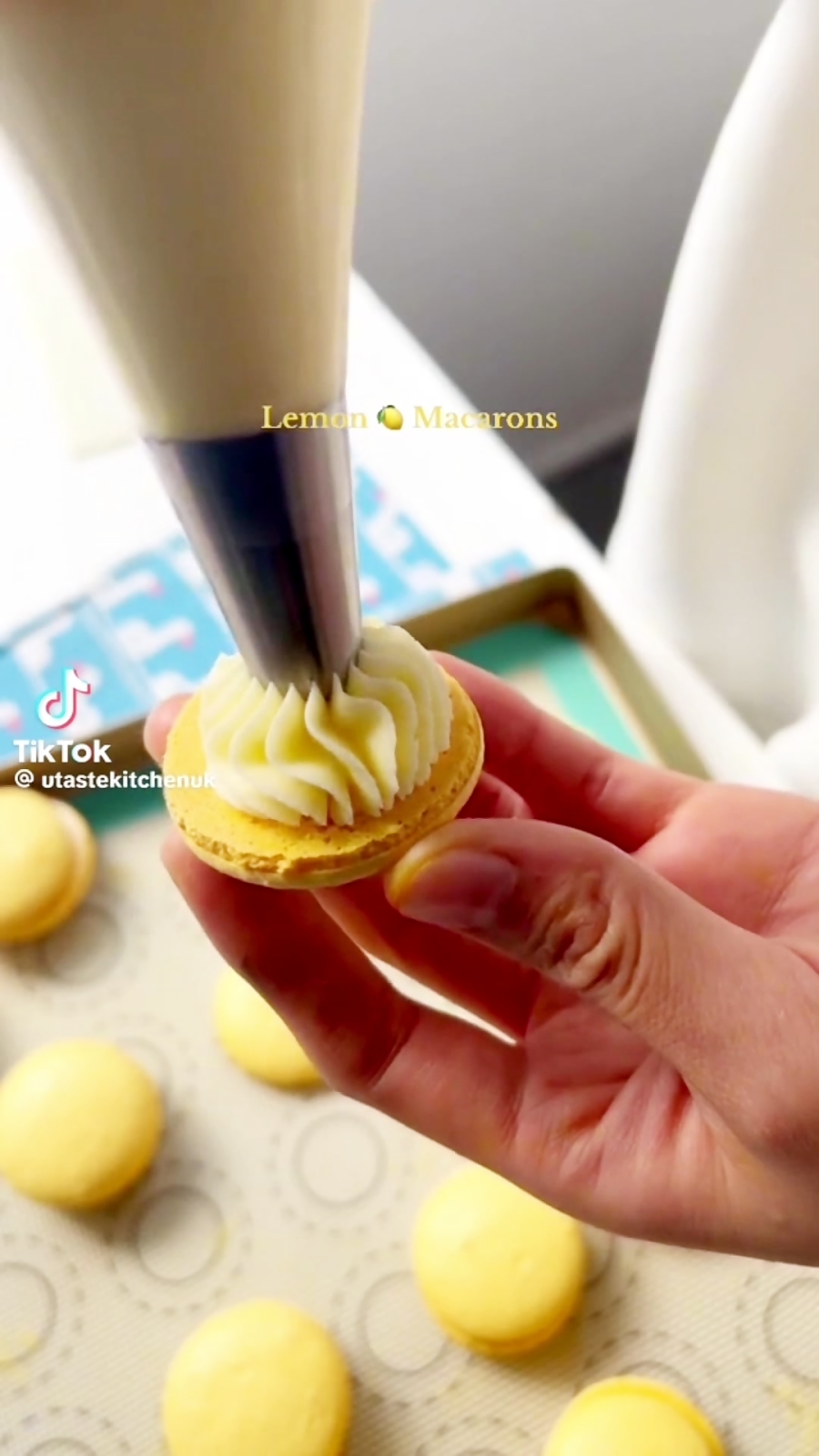 کاربرد اسانس خوراکی لیمو در شیرینی‌ پزی | لوازم قنادی بهگز