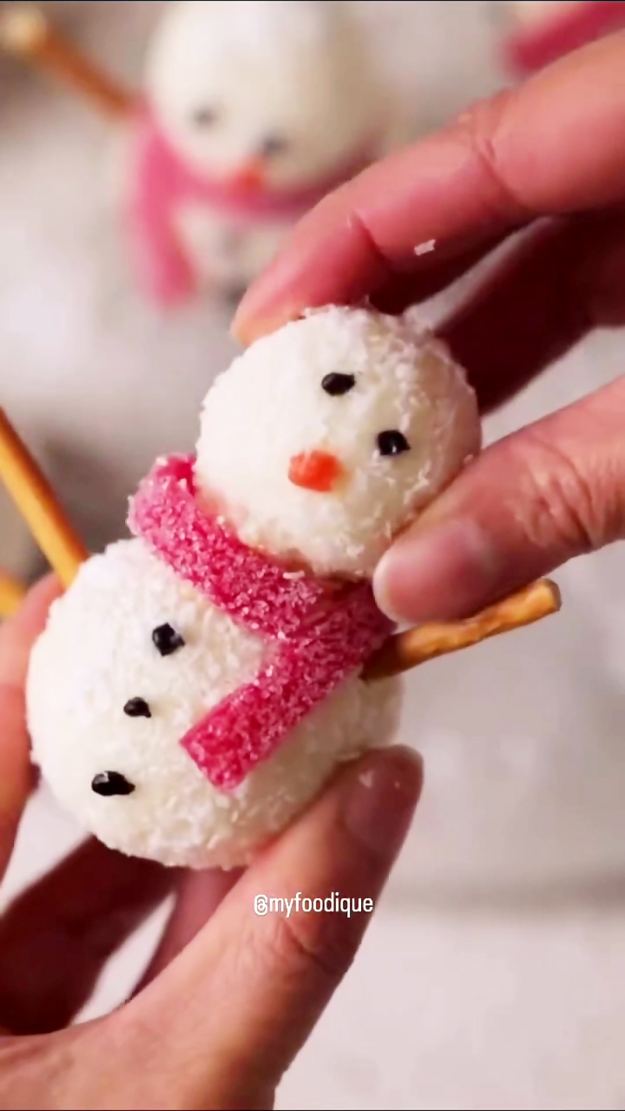 کاربرد پودر نارگیل چرب در ساخت ترافل آدم برفی | لوازم قنادی بهگز