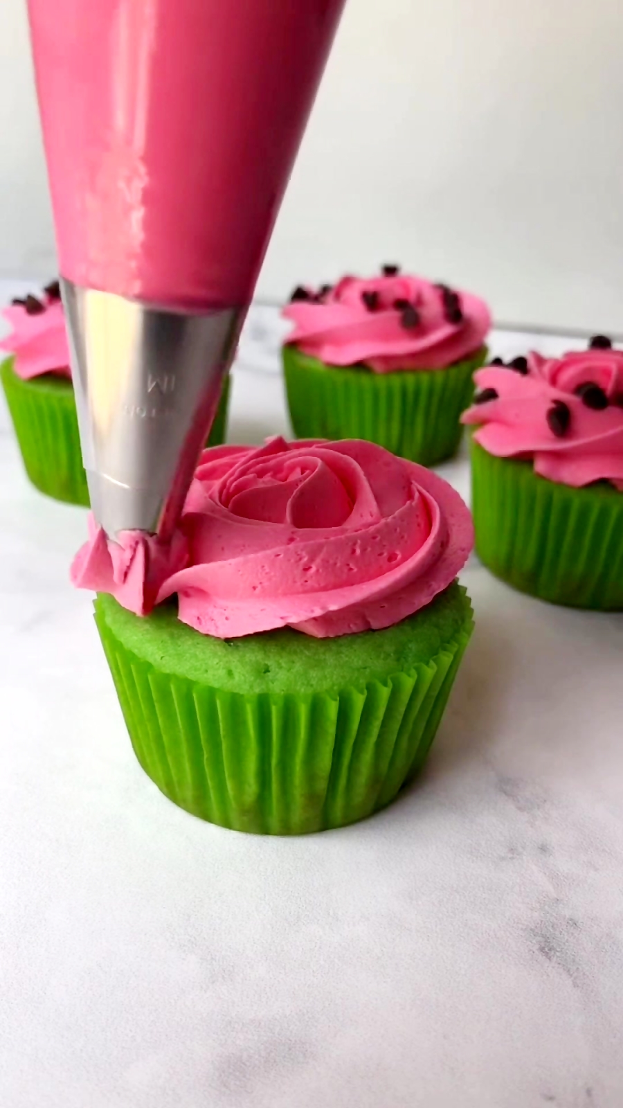 کاربرد اسانس خوراکی هندوانه در شیرینی‌ پزی | لوازم قنادی بهگز