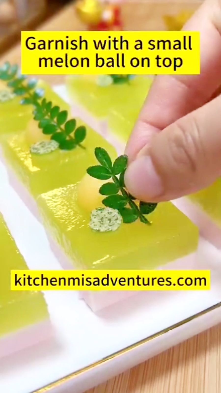 کاربرد اسانس خوراکی طالبی در شیرینی‌ پزی | لوازم قنادی بهگز