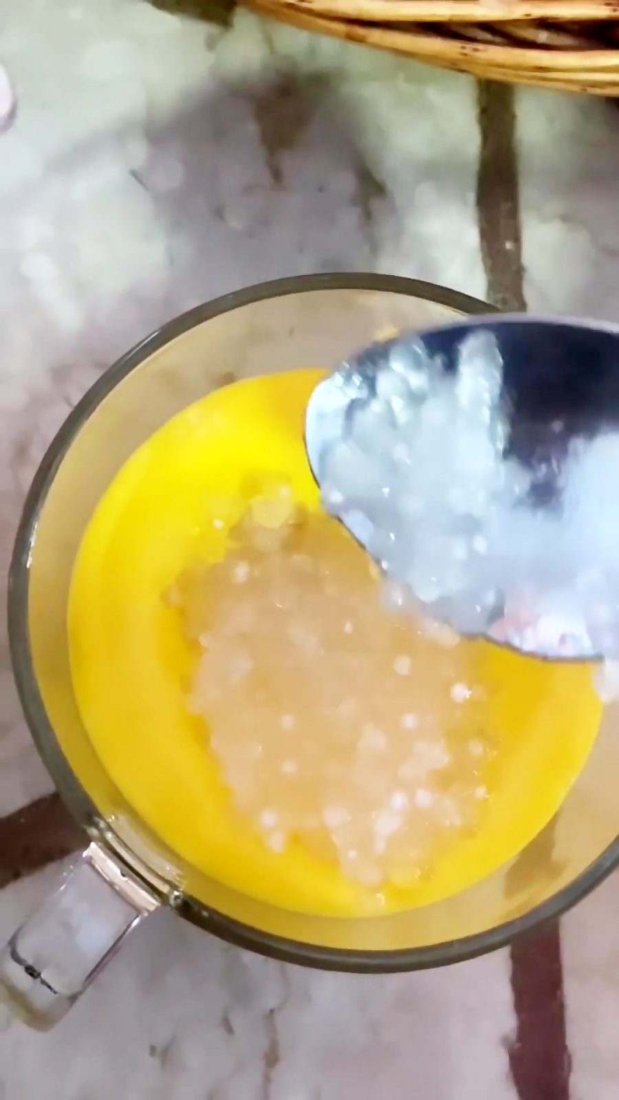 کاربرد اسانس خوراکی بیدمشک در شیرینی‌ پزی | لوازم قنادی بهگز