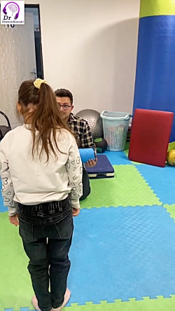 تمرین پریدن از روی موانع متحرک؛ تقویت چابکی و تمرکز کودکان