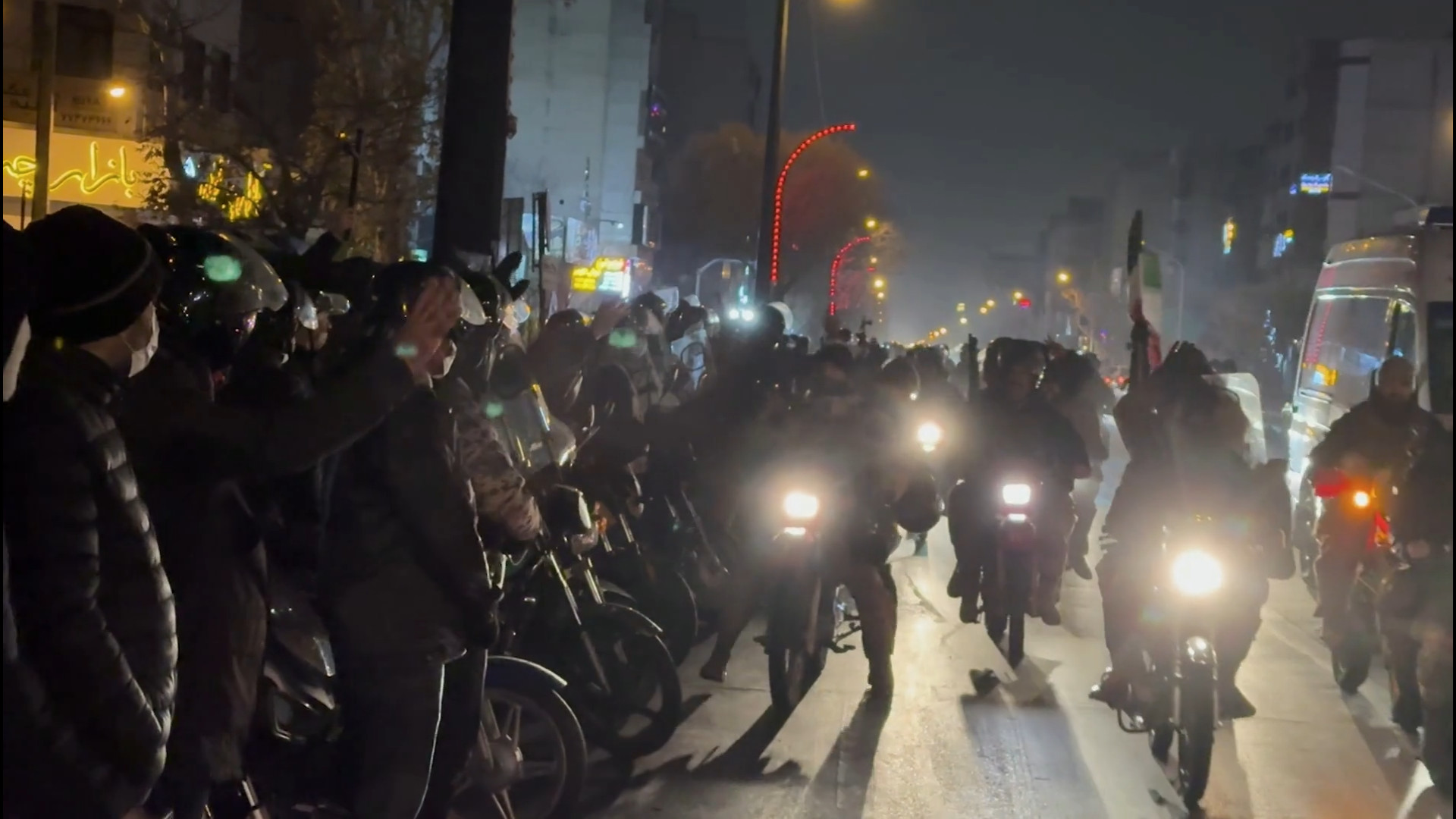 ایستاده در غبار فتننه و اغتشاش همجون سرو