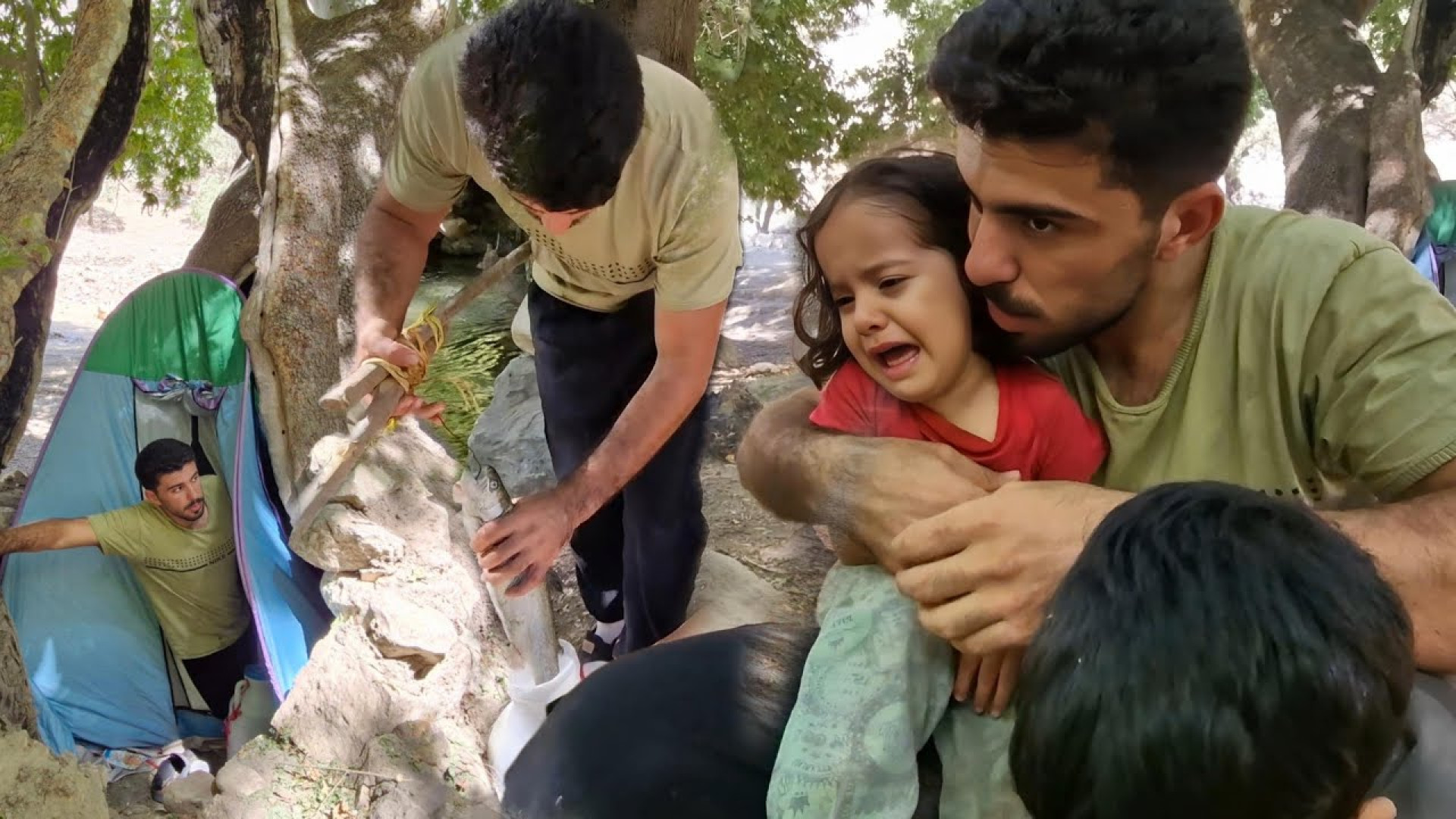 پناهگاه جنگلی / تلاش برای زنده ماندن و ماهیگیری با تجهیزات ابتدایی