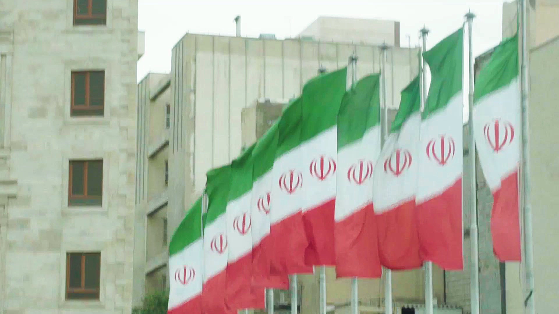 دیدار مدیران گروه داده‌پردازی پارسیان با خانواده شهید نیما رجب‌پور به مناسبت روز ملی روابط عمومی