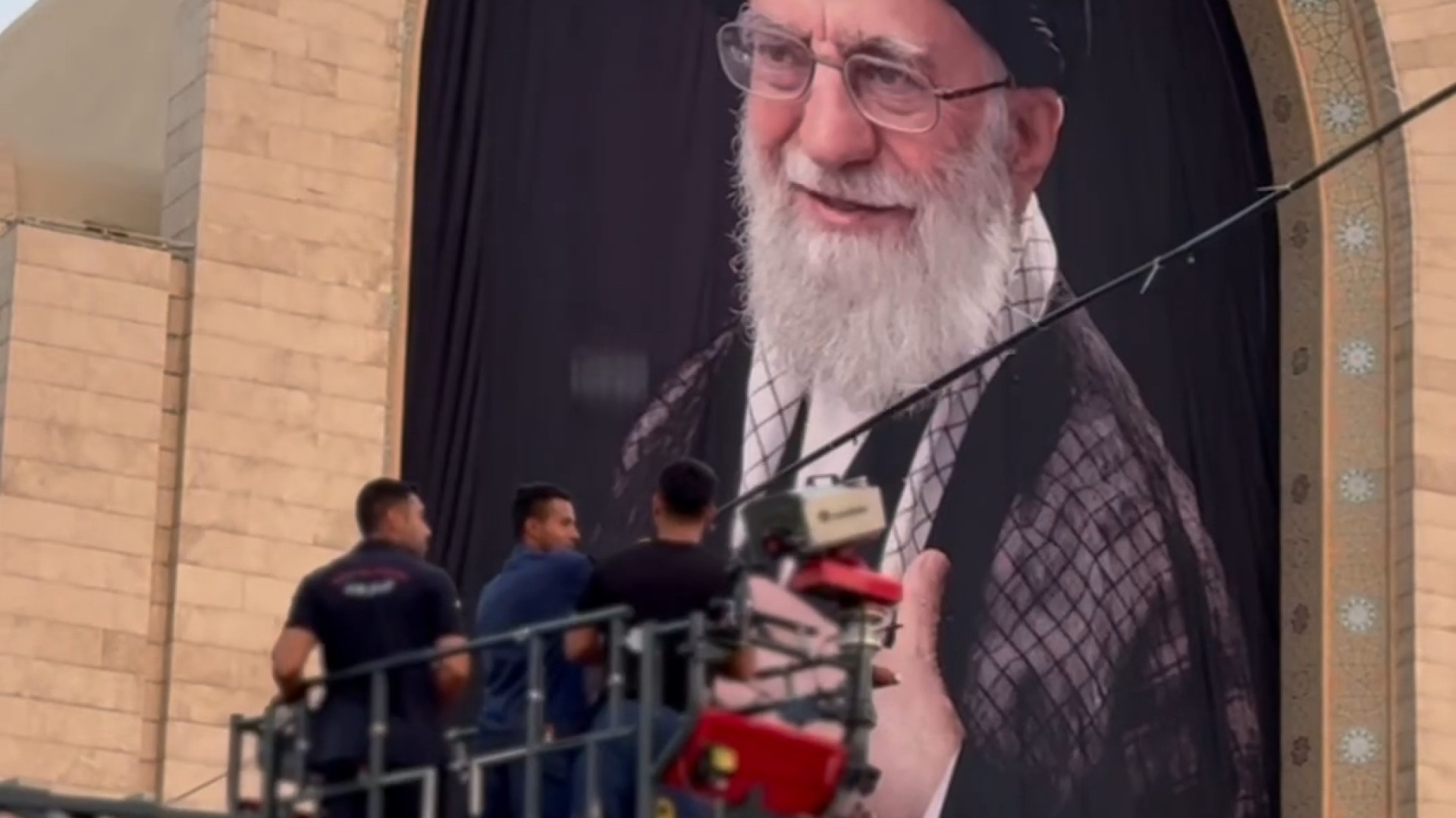 آماده سازی مصلی تهران برای مراسم وداع با رهبر شهید انقلاب