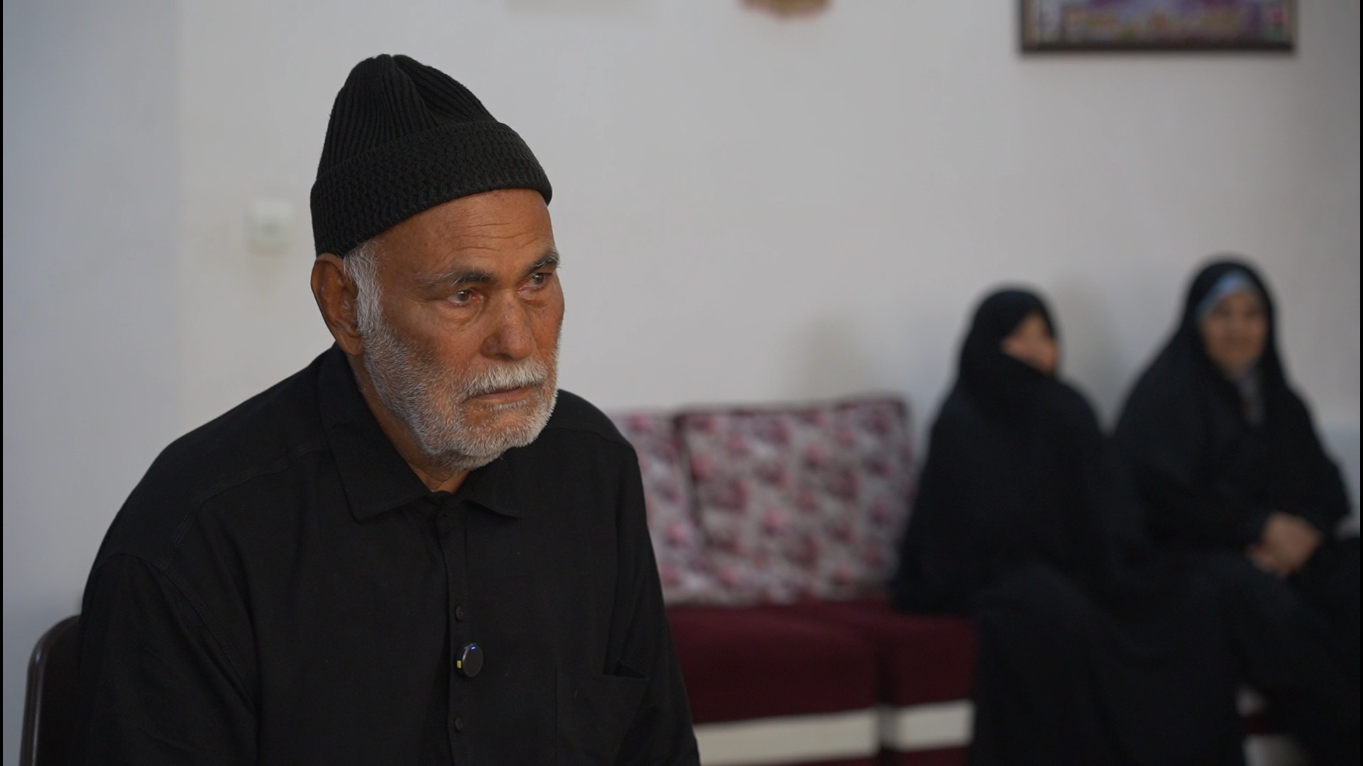 پیرمرد مهربانی که خانه خود را در اختیار مهمانان وداع با رهبر شهید می گذارد