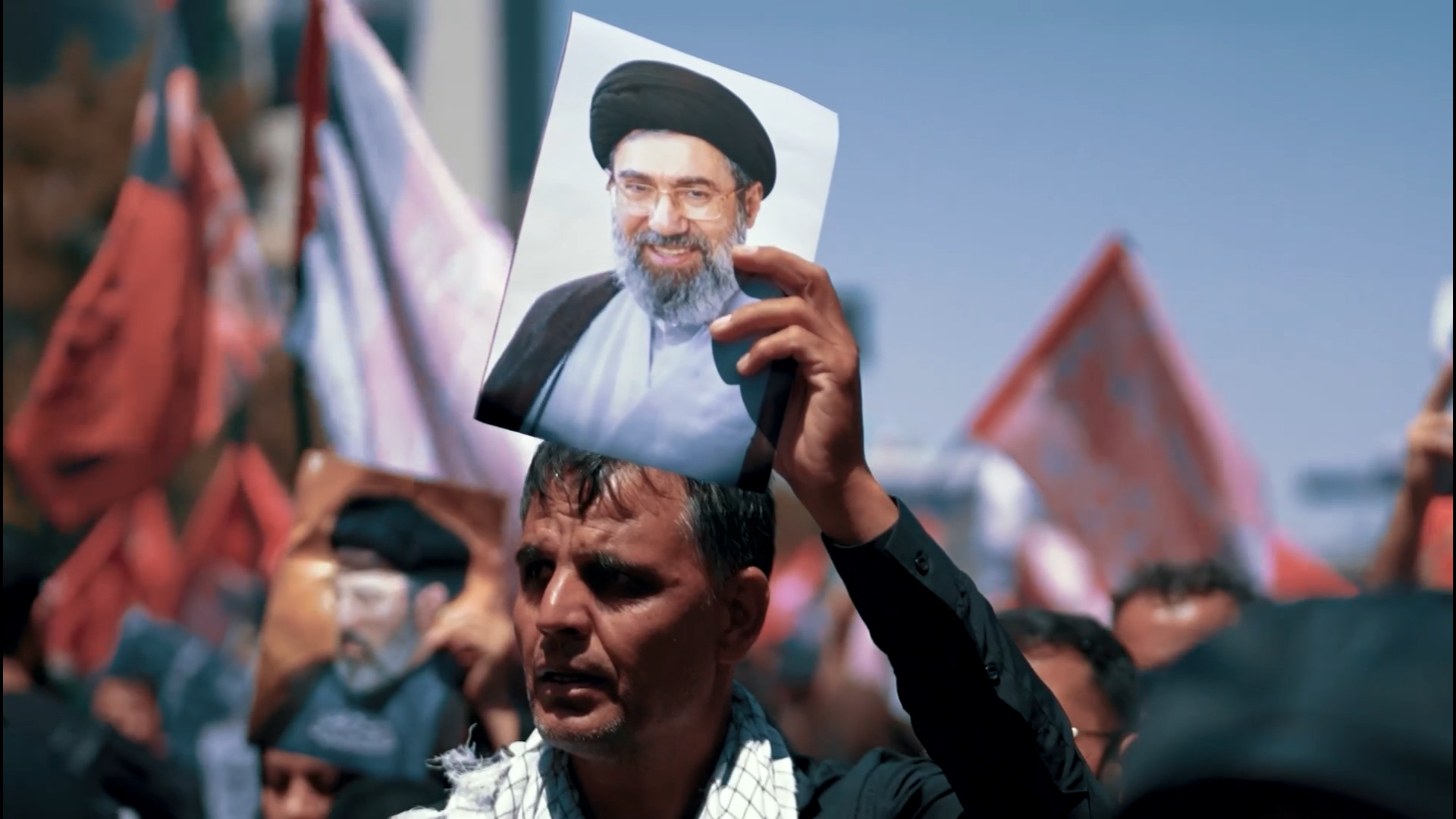 از پدر شهید تا پسر رشید؛ مردم همچنان پای کار ولی فقیه