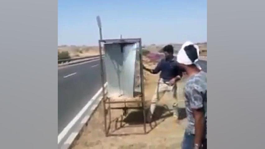 تولید انرژی از باد ماشین های عبوری در بزرگراه مرغ قندی