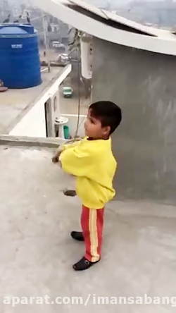 کلیپ بامزه و خنده دار این بچه...