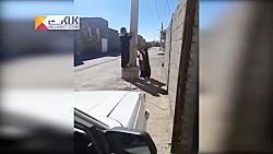 پیرزنی که مامور برق را هنگام ق...