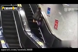 سقوط دختر جوان از پله برقی