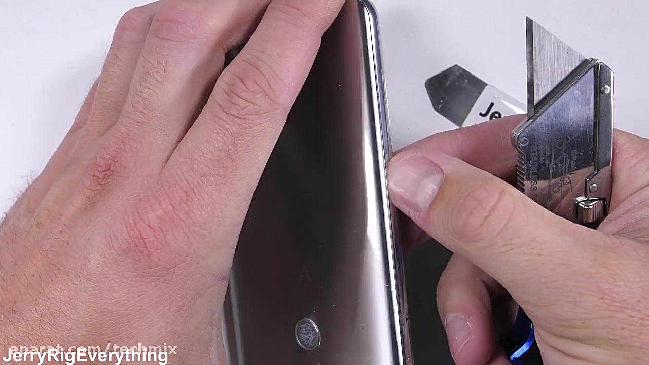 تست مقاومت ال جی وی 30 | LG V30 برداشتن زگیل
