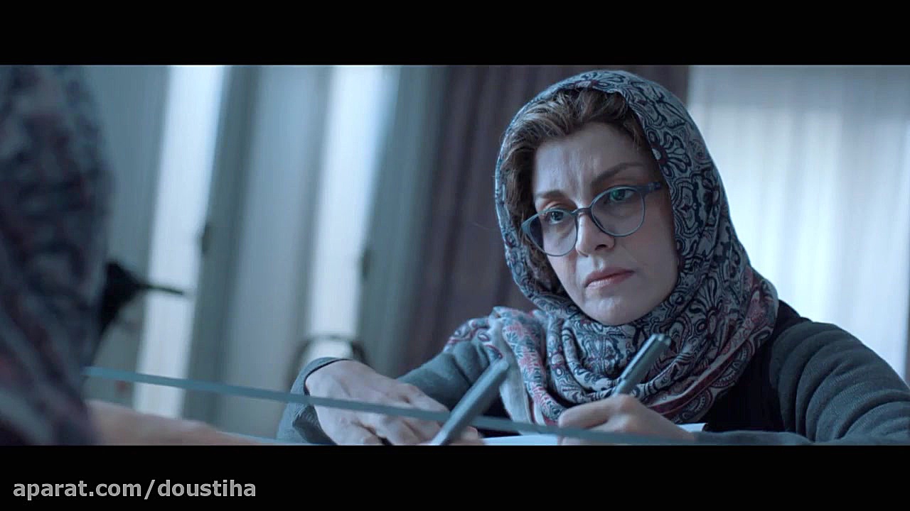 دانلود فیلم زیر سقف دودی به کارگردانی پوران درخشنده زمان141ثانیه