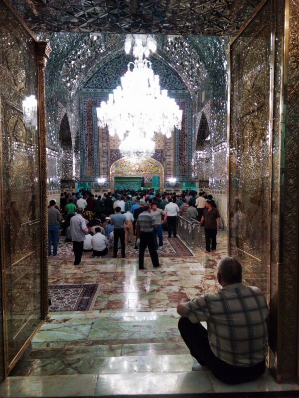 پنج شنبه ی دیگریست ... /باز دارم به سر هوای ضریح/دل من تنگ شد برای ضریح/دوست دارم رها شوم از خود/در میان سر و صدای ضریح/دست هایِ پر از تمنایی/می خورد رویِ حلقه های ضریح/می شود خوب تر خدا را دید/در همان یا رضا رضای ضریح...
پنج شنبه ی دیگریست ... /باز دارم به سر هوای ضریح/دل من تنگ شد برای ضریح/دوست دارم رها شوم از خود/در میان سر و صدای ضریح/دست هایِ پر از تمنایی/می خورد رویِ حلقه های ضریح/می شود خوب تر خدا را دید/در همان یا رضا رضای ضریح...