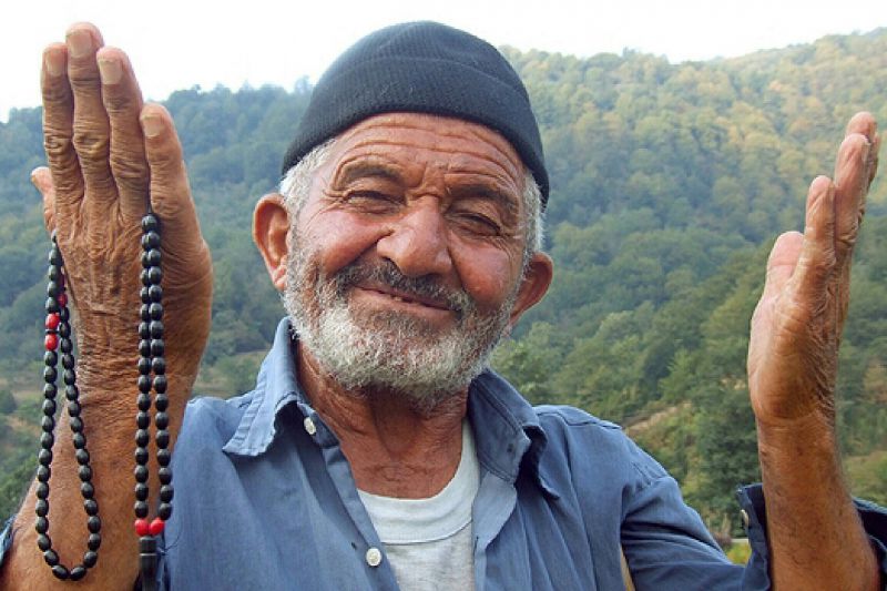 میگویم: روز بخیر/ پیرمرد در پاسخم میگوید:عاقبتت بخیر/به وجد می آیم از پاسخش،چه دعایی!!!من برای او خیری میخواهم به کوتاهی یک روز/او برای من خیری میخواهد به بلندای یک سرنوشت/ عاقبت همتون بخیر ان شاالله.. میگویم: روز بخیر/ پیرمرد در پاسخم میگوید:عاقبتت بخیر/به وجد می آیم از پاسخش،چه دعایی!!!من برای او خیری میخواهم به کوتاهی یک روز/او برای من خیری میخواهد به بلندای یک سرنوشت/ عاقبت همتون بخیر ان شاالله..