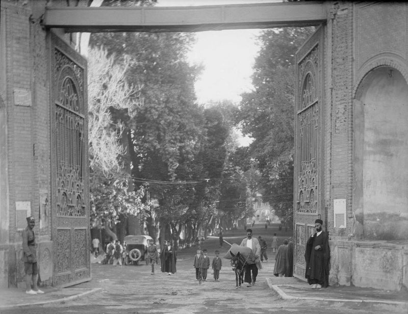 سال ١٣٠٩ - سر در باغ ملی، خیابان سپه تهران