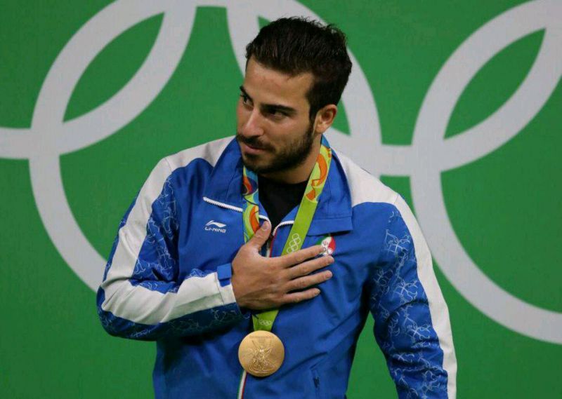  کیانوش رستمی قهرمان وزنه‌برداری مدال طلای المپیک ریو خود را به سردار سلیمانی تقدیم کرد.