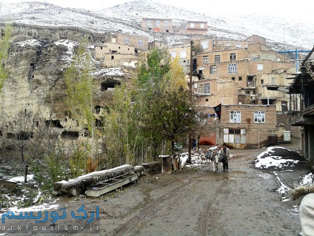 روستای باستانی و صخره ای چراغیل آذرشهر در دل سهند