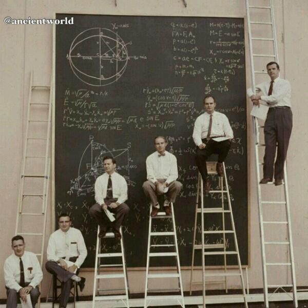 دانشمندان در حال نوشتن تحقیقات خود روی تخته سیاه قبل از اختراع پاور پوینت در سال ۱۹۶۱