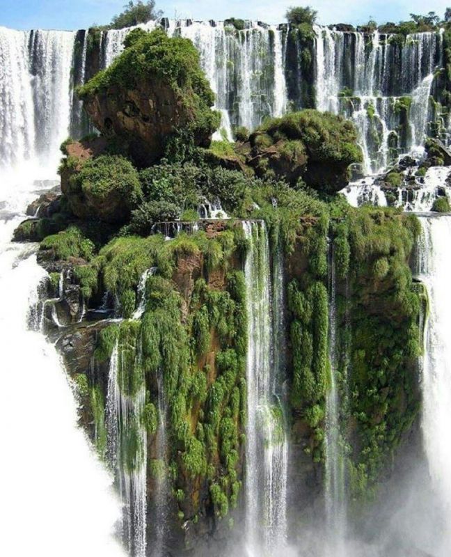 آبشار ایگواسو
آبشار نعلی شکل در مرز #برزیل و #آرژانتین
