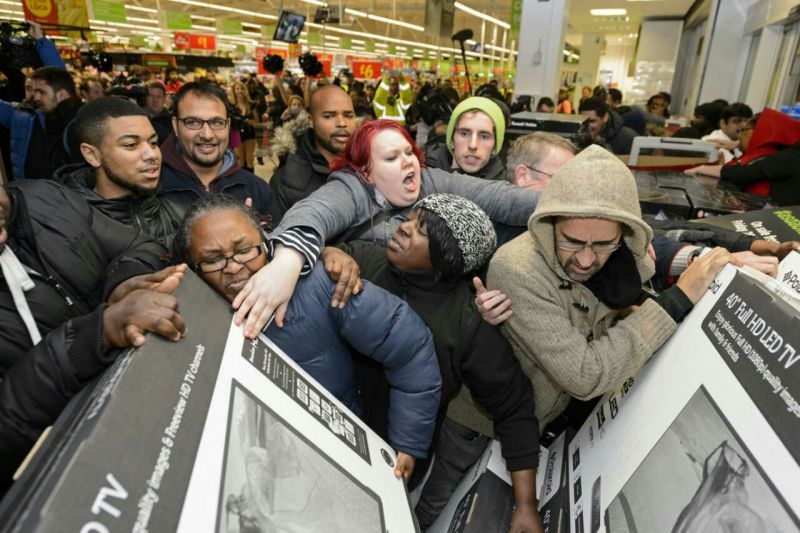 نذری آمریکایی ها 

این تصویر مربوط به هجوم مردم فوق متمدن آمریکایی هست که به خاطر تخفیف وارد فروشگاه شدن 

یه عده فقط بلدن واسه مردم خودمون جوک بسازن