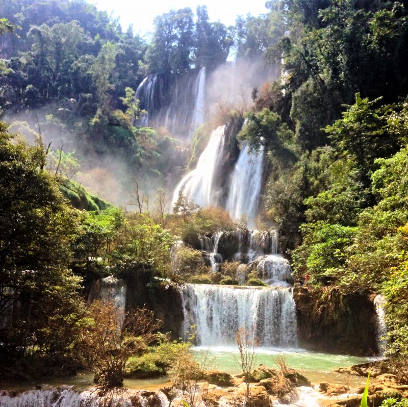 آبشار خلانگ لن تایلند
برای رسیدن به این آبشار باید چند ساعتی از بانکوک فاصله بگیرید و به دل طبیعت پارک ملی زیبایی به همین نام پا بگذارید. وقتی جنگل انبوه خلانگ لن را در نوردید و درختان سر به آسمان ساییده را پشت سر بگذراید، یواش یواش به این شکوه دلفریب نزدیک و نزدیک تر خواهید شد. کمی نمی گذرد که می توانید آبشار خلانگ لن را از میان درختان پیدا کنید و دقایقی مبهوت عظمت و زیبایی اش شوید.برای رسیدن به این آبشار باید چند ساعتی از بانکوک فاصله بگیرید و به دل طبیعت پارک ملی زیبایی به همی