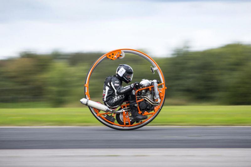 شرکت با یک خودرو تکچرخ در مسابقات سالانه سرعت در یورکشایر بریتانیا
