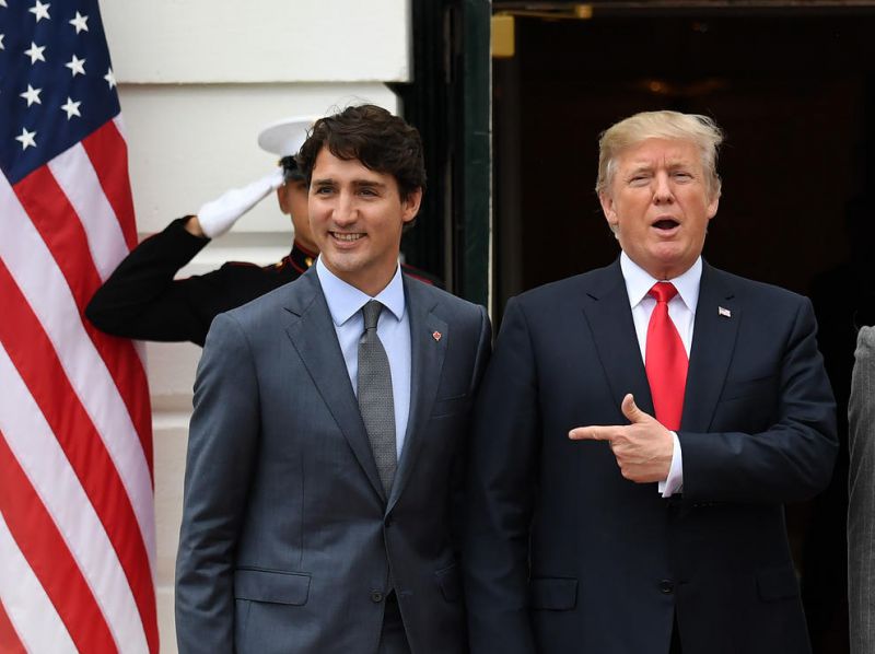 استقبال ترامپ از جاستین ترودو نخست وزیر کانادا در کاخ سفید. ترامپ با ترودو درباره بازنگری واشنگتن در پیمان تجاری "نفتا" مذاکره کرد.
