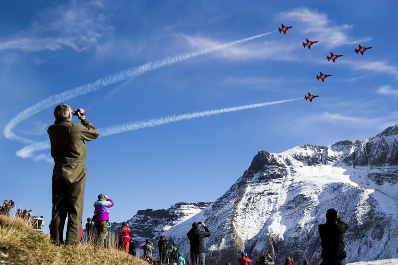 نمایش تیم آکروباتیک هوایی نیروی هوایی سوییس در رشته کوه های آلپ
