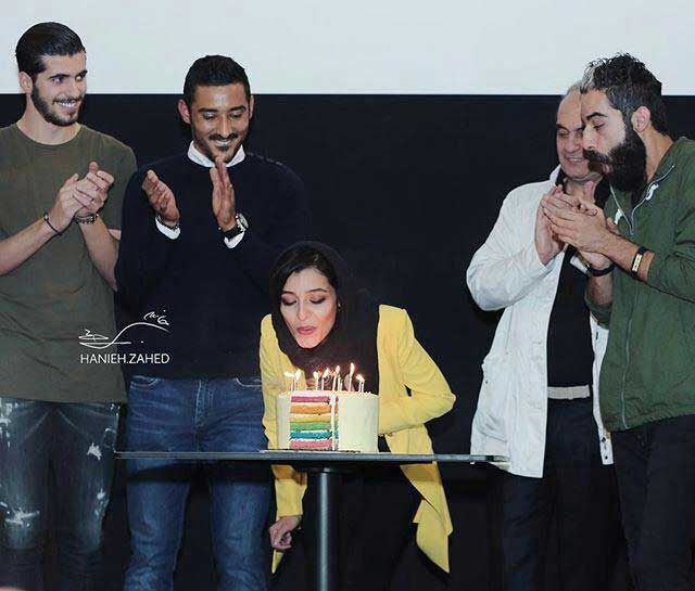تولد ساره بیات در کنار شوهر خواهرش رضا قوچان نژاد و سعید عزت اللهی