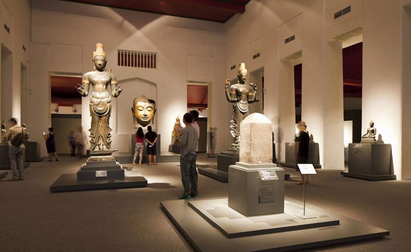 این موزه دو مجسمه بودای برنزی داشته که جز برترین آثار این موزه است که قدمت آن‌ها به قرن 16 تا 17 بازمی‌گردد. این موزه جدیدترین ویژگی که در این موزه به چشم می‌خورد، بنر بزرگی از بودا می‌باشد که در قرن 20 تا 21 میلادی ساخته شده. این موزه دارای آثار منحصر به فردی است که باعث می‌گردد که هر کسی را  در این موزه به سوی خود جذب کند.
