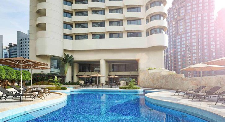 هتل 4 ستاره نووتل (Novotel) در مثلت طلایی کوالالامپور قرار گرفته است. اطراف این هتل مراکز خرید و تفریحی زیادی به چشم می‌خورد که به شما این فرصت را داده تا بدون پرداخت هزینه حمل و نقل و خستگی از رفت و آمد زیاد در میان مراکز خرید مختلف گشت و گذار نمایید و خرید باب میل خود را انجام بدهید.
