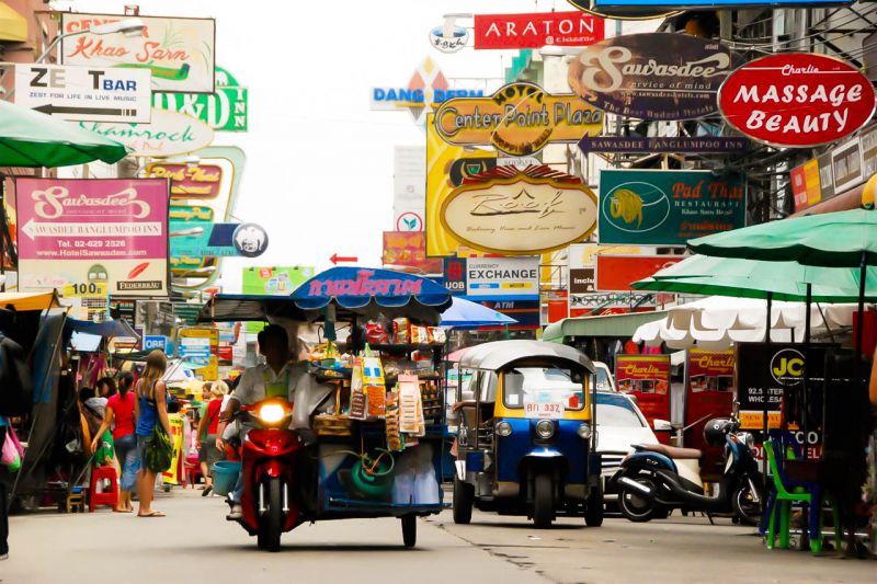 خیابان خائو سان بانکوک
وجود مغازه‌های زیاد، غذاهای خیابانی، رستوران‌های بین المللی، دست فروش‌ها و کوله گردها باعث محبوبیت هر چه بیشتر این خیابان در  بین گردشگران تور بانکوک باعث شده است تا بسیاری از مردم آخر هفته‌ها برای گردش به این خیابان مراجعه کنند.