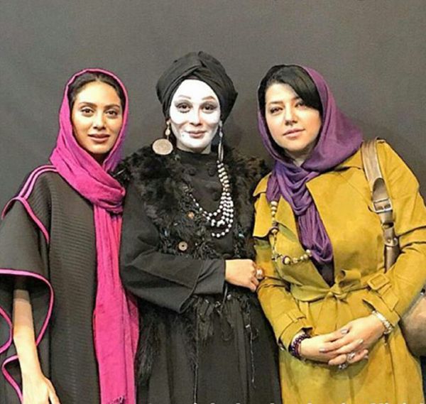 پریچهر قنبری ( همسر شهاب حسینی ) در کنار مارال و مونا فرجاد در پشت صحنه تئاتر