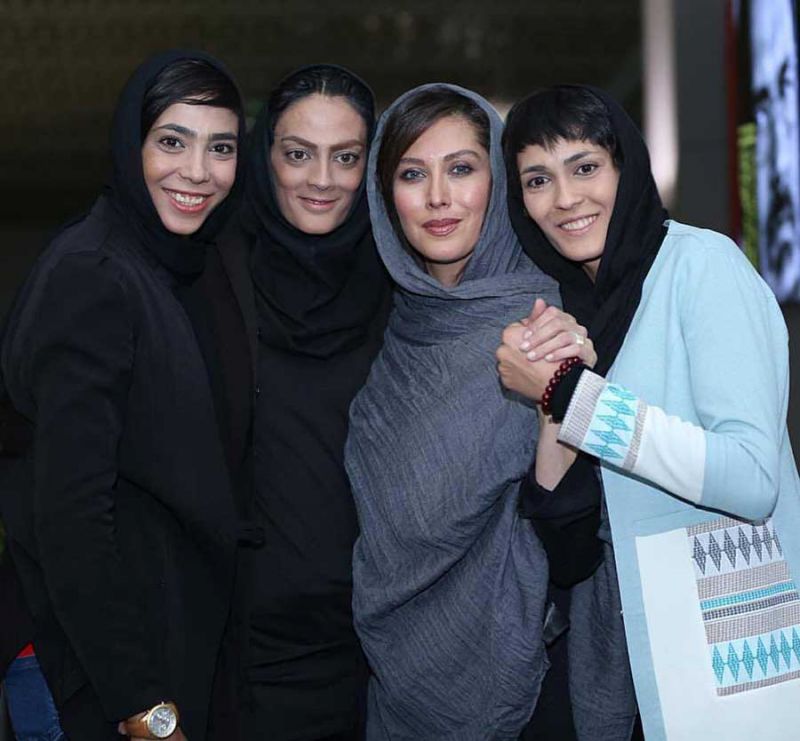 مهتاب کرامتی در کنار خواهران منصوریان