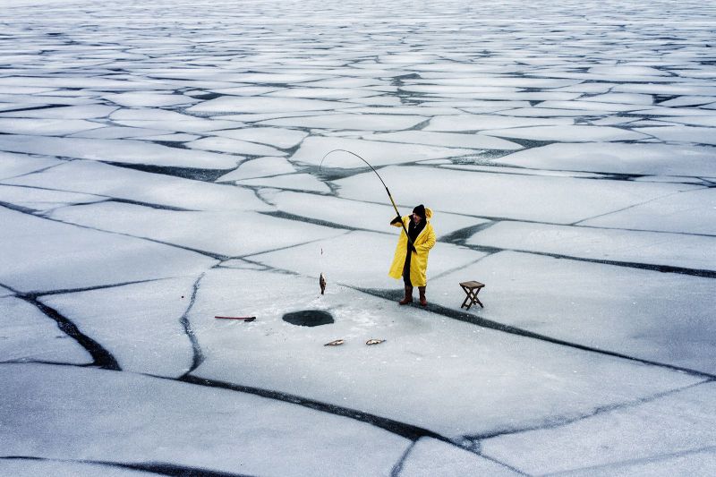 عکس روز نشنال جئوگرافیک: ماهیگیری روی دریاچه یخ‌زده - ترکیه