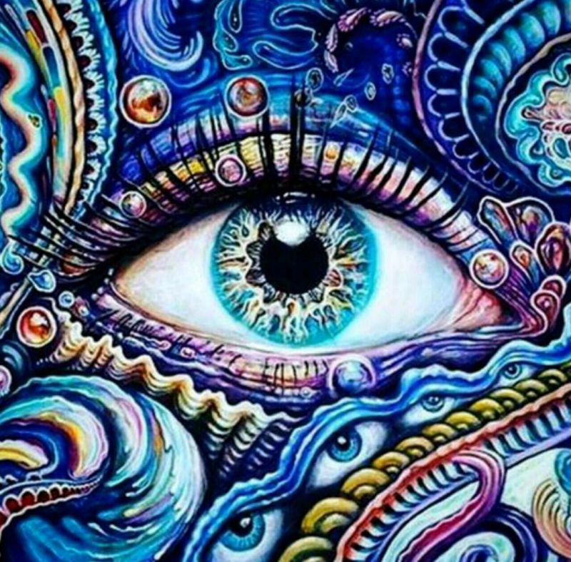 چشم سوم
زاده
چشم درون است
مانند 
ساختن افکار در مغز
و
اجرای محدود آن در بیداری
چشمیست باعمق دید خرد
دانشی نه اکتصابی 
دانشی
خود ساخته