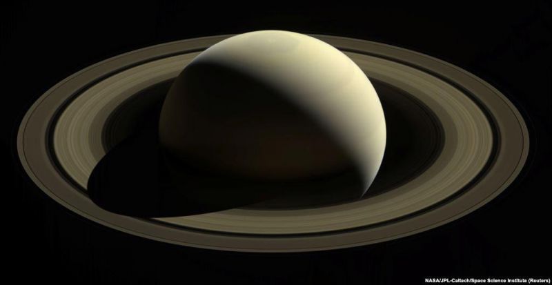 تصویری زیبا از سیاره زحل که توسط سفینه فضایی کاسینی گرفته شده . 