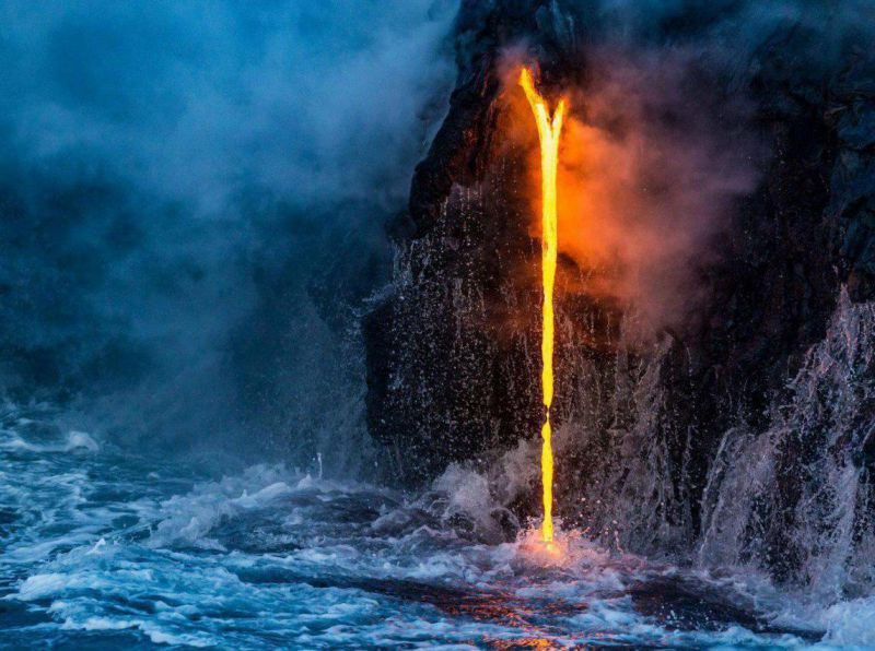 جریان گدازه به داخل اقیانوس در پارک ملی آتشفشان‌های هاوایی