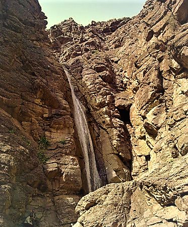 خراسان غربی / آبشار هو، با ارتفاع بیش از ۲۵ متر، در فاصله ۸ کیلومتری شمال روستای باغشن گچ، در ۱۲ کیلومتری شمال شهر نیشابور.