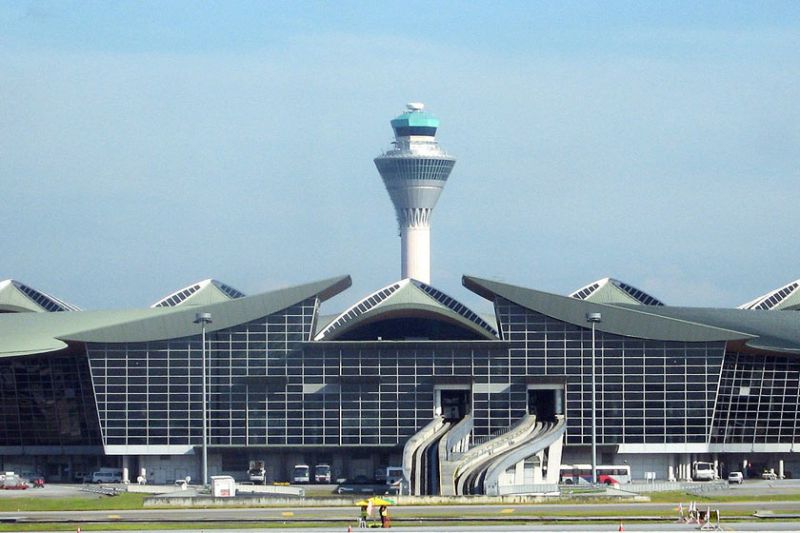 فرودگاه بین‌المللی کوالالامپور که به اختصار KLIA گفته می‌شود شلوغ‌ترین فرودگاه مالزی و یکی از مهم‌ترین فرودگاه‌های جنوب شرق آسیا است. کوالالامپور، بزرگترین شهر و پایتخت مالزی است که تلفیقی از فرهنگ، سنت قدیمی و بافت مدرن را در خود گنجانده است به گونه‌ای که در کنار آسمان‌خراش‌های لوکس و جدید می‌توان عمارت‌هایی با عمری طولانی را تماشا کرد. کوالالامپور در میان شهرهای جنوب شرق آسیا یکی از سریع‌ترین رشدها از نظر جمعیت و اقتصاد را دارد