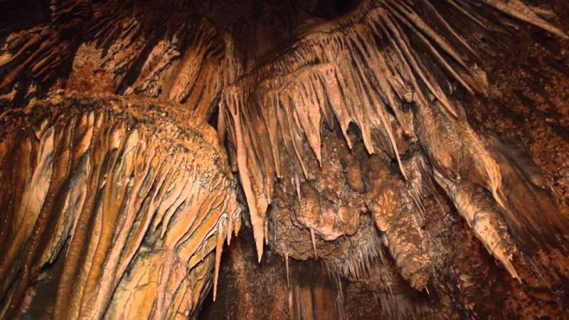 مجموعه غارهای چیانگ دائو از بیش از 100 غار تشکیل شده که 10 تا 12 کیلومتر در داخل کوه گسترش پیدا کرده اند اما در حال حاضر فقط می توانید از 5 تا از این غارها بازدید کنید. بر اساس افسانه ها زمانی زاهدی در این غار زندگی می کرد، او فرشته ها را متقاعد کرد تا به خلق شگفتی در این غار دست بزنند معجزاتی مثل جریان آبی که از پایه مجسمه طلایی سرازیر است، شهر ناگا، فیل الهی و مقبره ای برای این زاهد که در اعماق غار هستند