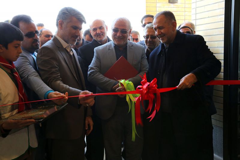 مدیرعامل بنیاد برکت وابسته به ستاد اجرایی فرمان امام(ره) برای افتتاح و آغاز عملیات ساخت چند مدرسه و پروژهی زیربنایی وارد اصفهان شد. دکتر عارف نوروزی در مراسم افتتاح مدرسهی 6 کلاسهی برکت در روستای محسنآباد و همچنین آغاز عملیات ساخت مدرسهی 6 کلاسهی برکت روستای فیروزآباد در شهر گز از توابع شهرستان برخوار اظهار کرد: در بنیاد برکت به لطف و عنایت مقام معظم رهبری توفیق داشتیم 25 هزار و 500 پروژه را در سطح کشور راهاندازی کنیم مدیرعامل بنیاد برکت وابسته به ستاد اجرایی فرمان امام(ره) برای افتتاح و آغاز عملیات ساخت چند مدرسه و پروژهی زیربنایی وارد اصفهان شد. دکتر عارف نوروزی در مراسم افتتاح مدرسهی 6 کلاسهی برکت در روستای محسنآباد و همچنین آغاز عملیات ساخت مدرسهی 6 کلاسهی برکت روستای فیروزآباد در شهر گز از توابع شهرستان برخوار اظهار کرد: در بنیاد برکت به لطف و عنایت مقام معظم رهبری توفیق داشتیم 25 هزار و 500 پروژه را در سطح کشور راهاندازی کنیم