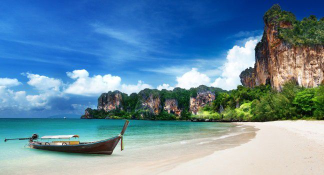 جزیره پوکت در جنوب غرب کشور تایلند واقع است. این جزیره یکی از زیباترین مناطق و بزرگترین جزیره ی کشور تایلند بوده و 32 جزیره دیگر نیز در ساحل خود دارد. پوکت به وسیله پل به استان فنگ نگا در شمال مرتبط است. استان پوکت مساحتی معادل 576 کیلومتر مربع دارد .این شهر جمعیتی نزدیک به 2 میلیون نفر دارد. پوکت سواحل شنی و پرتگاه های عظیم آهکی دارد.