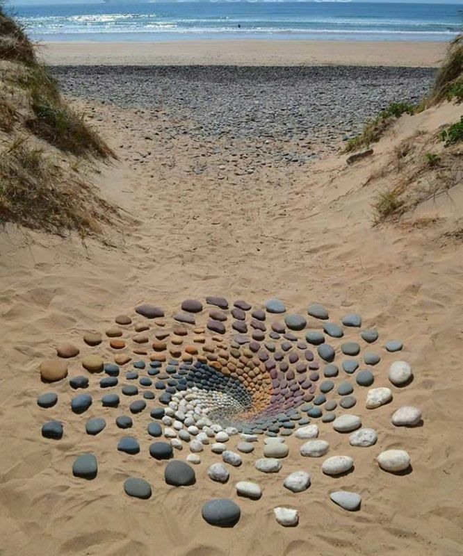 سنگ‌ چینی‌های هنرمندانه در ساحل دریا