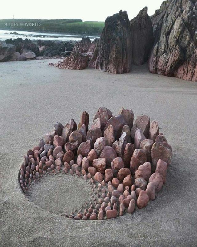 سنگ‌ چینی‌های هنرمندانه در ساحل دریا